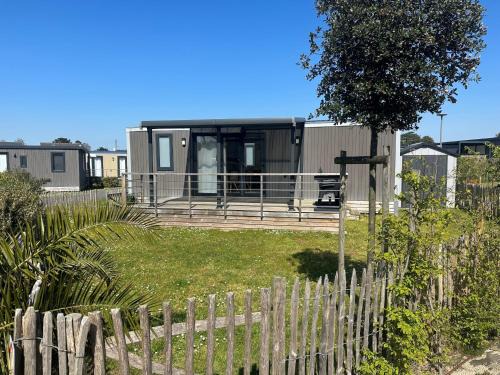 Jullouville House | Mobil-home 6 pers, 3 chambres, piscine chauffée, plage à 200m, terrasse couverte - FR-1-361A-12