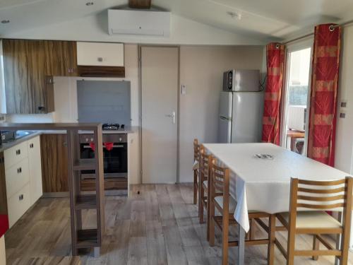 Les Mathes House | Mobil home camping les Charmettes 4 étoiles les MATHES en Charente Maritime prés du ZOO de la Palmyre 8 personnes tout confort 3 chambres 2salles de bains 2 WC Lave linge lave vaisselle Climatisation bien situé