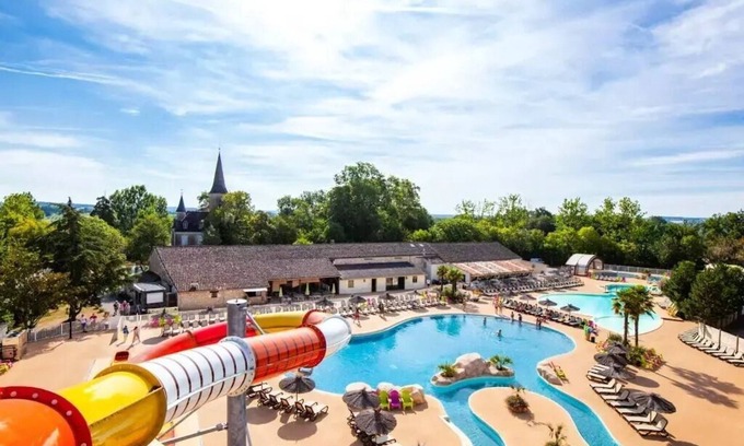 Villereal House | Mobil-home | Premium | 3 Bedrooms | 6 sleeps | Raised terrace | A/C | TV