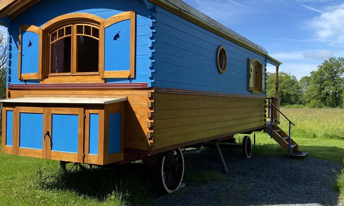 Saint-Pardoux RV Rental | Mobile Home 'Roulotte Miranda' with Shared Pool, Wi-Fi and Air Conditioning