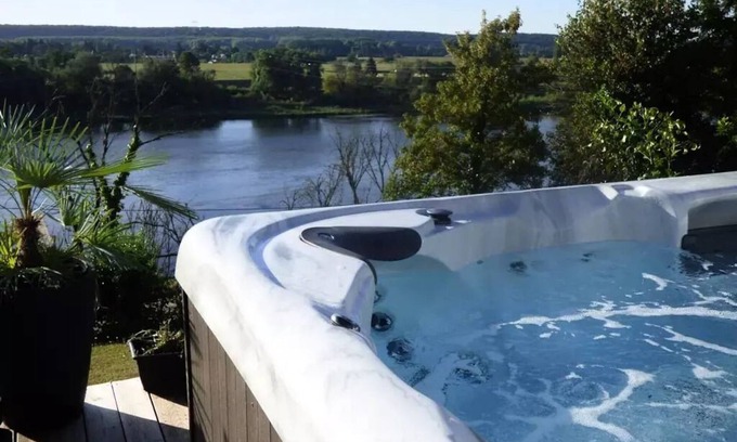 Pouzauges House | Mobilheim Luxury SPA - 2 Schlafzimmer - 2 Badezimmer - 2 WC - CLIM - TV + Geschirrspüler + Jacuzzi 6 Personen