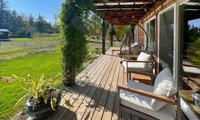 Campbell River House | Modern 3Bed Farmhouse with Hot Tub