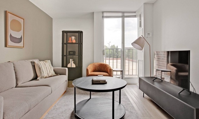 Near West Side Apartment | Mod Medical District 1BR w/W/D, Roof & Gym, nr Hospitals, by Blueground