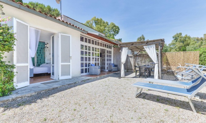 Lacona Apartment | Modern apartment with garden, air conditioning and Wi-Fi