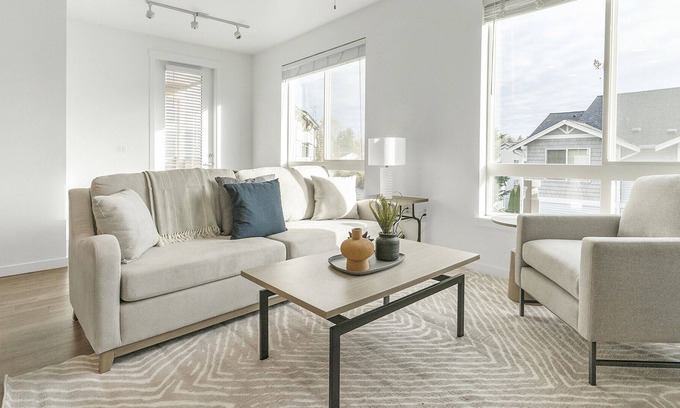 Silver Lake Apartment | Modern Apartment in Prime Location (ID5770X48)