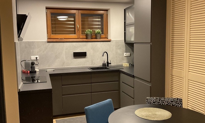 Jirny Apartment | Moderní a útulný apartmán, kompletně vybavený, u lesa, pro 2 osoby s parkováním