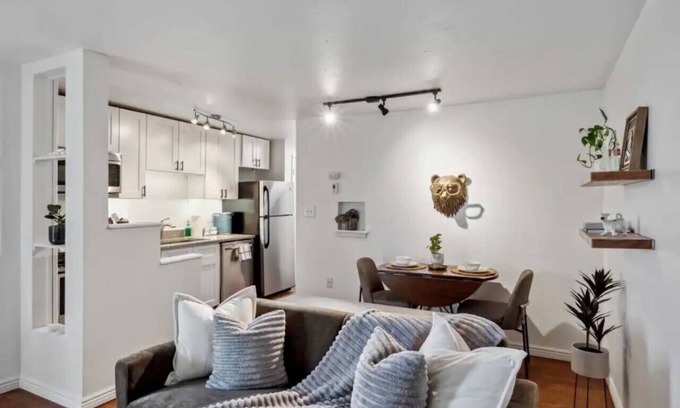 Englewood Apartment | Modern 1/1 Walkable &Lux Bedding