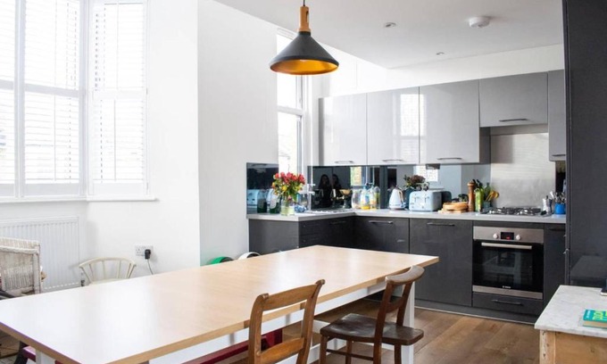Upper Clapton Apartment | Modern 1 Bed 2-Storey Flat in Clapton