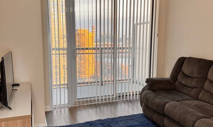 Hurontario Apartment | Modern 1-Bed+ Den Condo in Sauga|Pool, Gym & More!