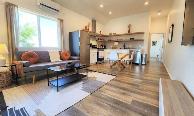 Los Angeles Apartment | Modern 1-bed guesthome close to DTLA with views