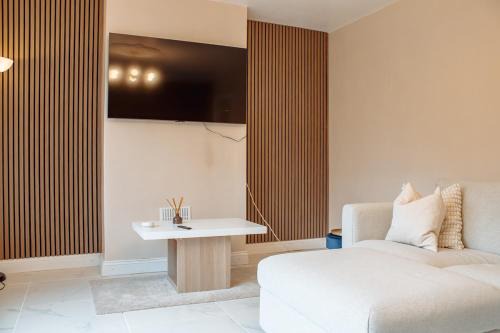 Leeds House | Modern 1-Bed House with Parking Near Kirkstall