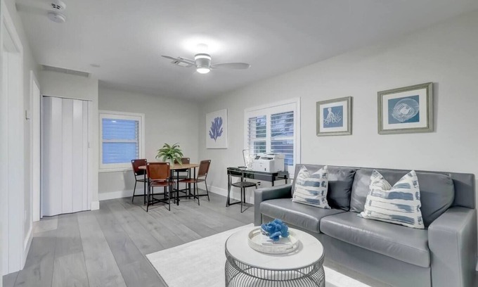 Victoria Park Apartment | Modern 1 Bed w/FREE Parking, Workspace & Printer