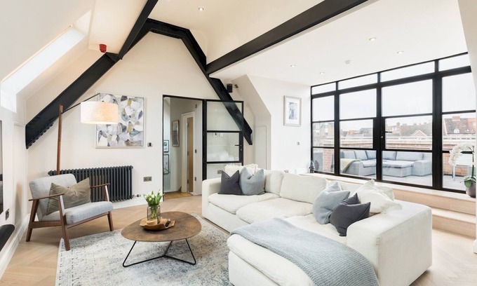 Warwick Apartment | Modern 1 Bed with Roof Terrace, Central Warwick |Pass the Keys