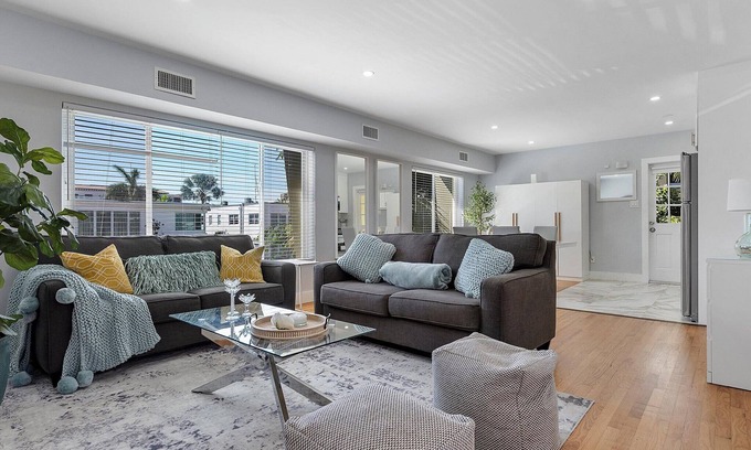 Hendricks and Venice Isles Apartment | Modern 1-bedroom apartment, Walk to Las Olas Blvd and Beach, Free parking