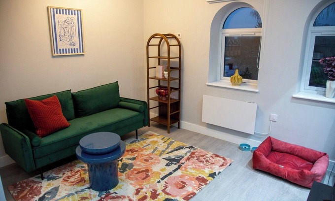 Slough Apartment | Modern 1-Bedroom Apartment in Slough with Parking