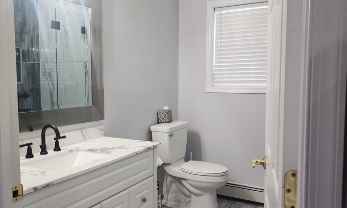 Porters Sideling Apartment | Modern 1 Bedroom Apartment withBackyard and deck access