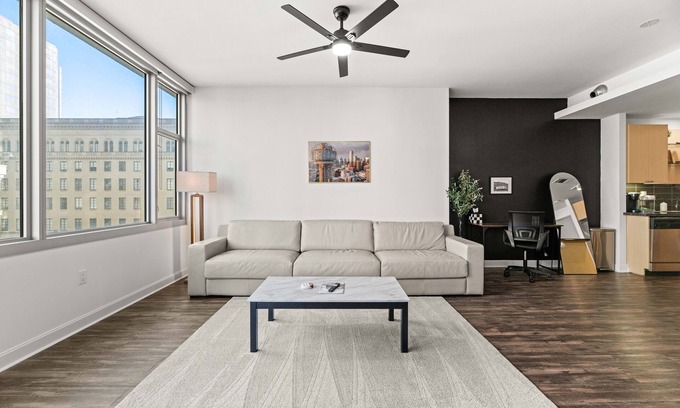 Downtown Dallas Apartment | Modern 1-Bedroom City View High Rise Condo with Balcony Gym Pool Free Parking