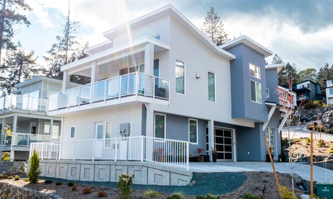 Colwood House | Modern 1-bedroom self contained suite w/Full Kitchen and Air Conditioning