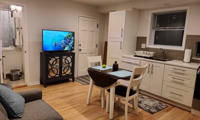 Mount Prospect Apartment | Modern 1 bedroom apartment in very convenient location.