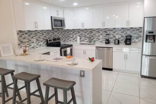 Sunny Isles Beach Apartment | Modern 1 BR Condo, Steps from Beach, Free Parking!