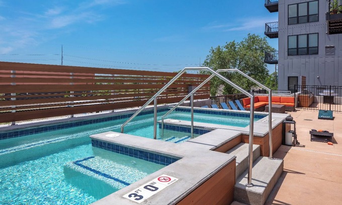 Downtown Des Moines Apartment | Modern 1 BR Dwntwn Apt with Hot Tub