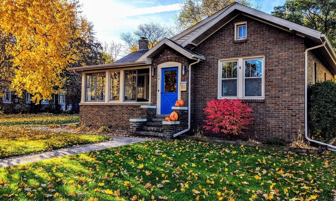 Allouez House | Modern 1920's Bungalow ~ 5 Minutes from Lambeau Field