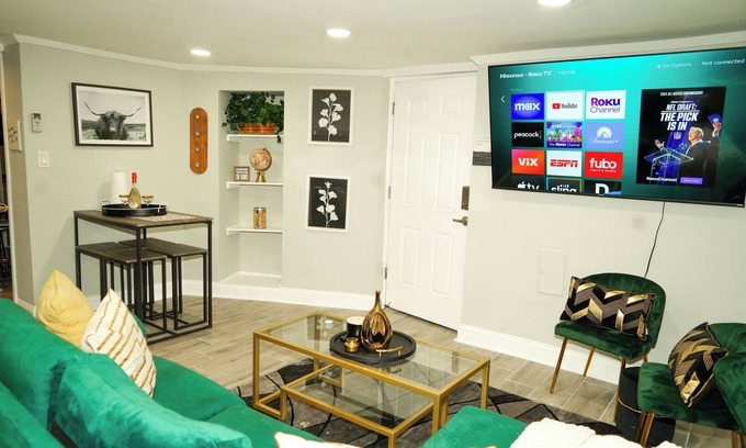 Mount Pleasant Apartment | Modern 1BEDROOM W/Free Parking ★ Pet Friendly ★ Close to Metro