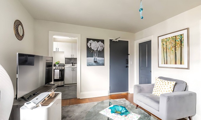 Hamilton Apartment | Modern 1BR Apartment - James South