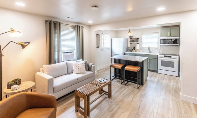 Lincoln Apartment | Modern 1BR Apartment USB-C Charging HEPA Air 30+ Day Stay