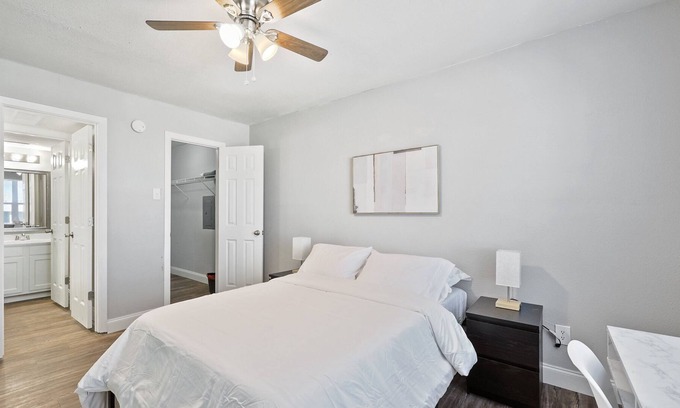 Vickery Meadow Apartment | Modern 1BR Apartment with Kitchen