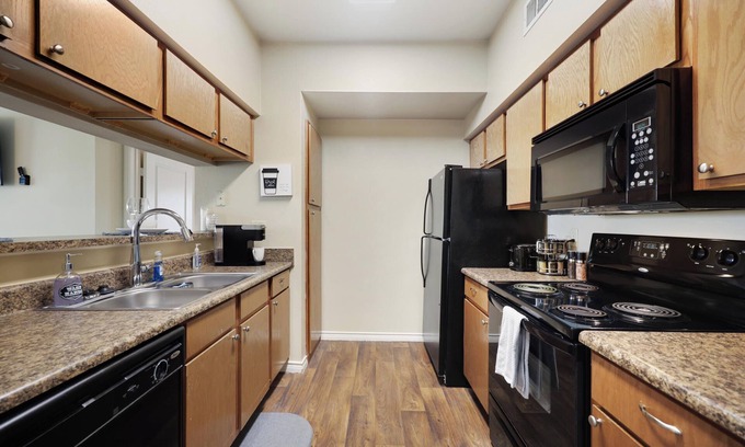 South Arlington Condo | Modern 1Br Condo Spacious /Pool/Gym/Central Area