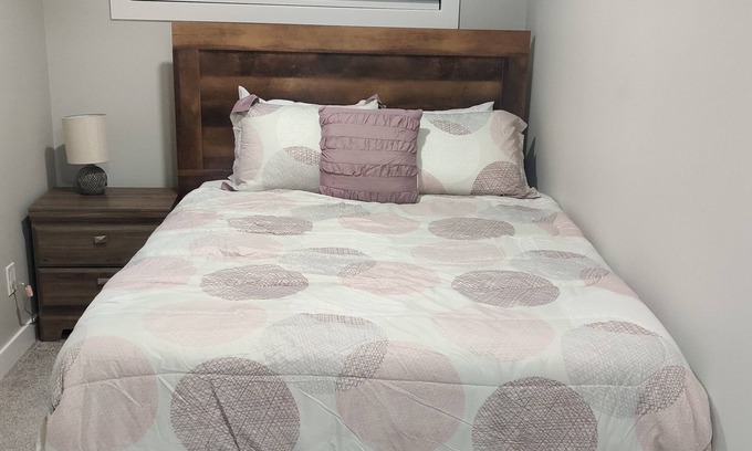 West Edmonton Apartment | Modern 1BR Mini Guest Suite near WEM