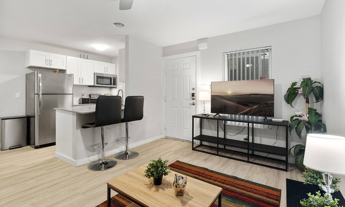 Hyde Park Apartment | Modern 1BR Near UT | Hyde Park | Evonify 5303