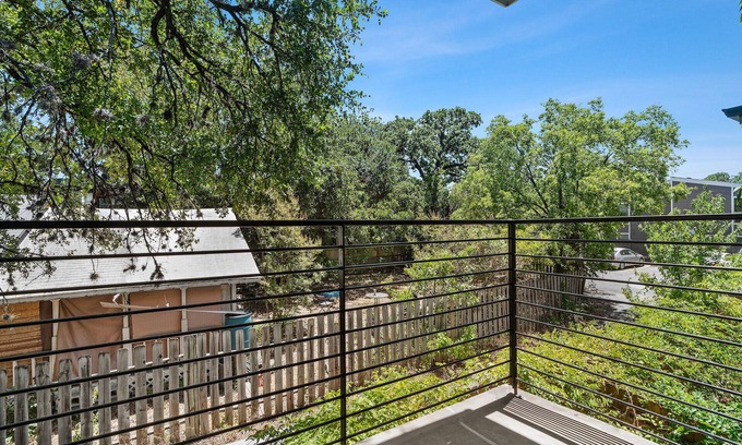 Hyde Park Apartment | Modern 1BR Near UT | Hyde Park | Evonify 3647