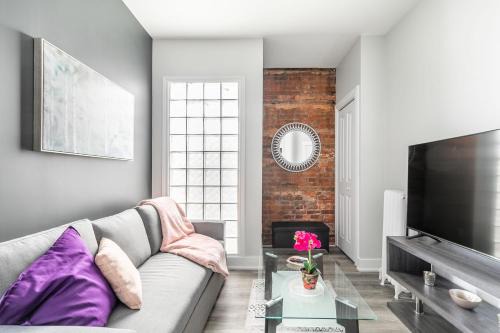 Central Hamilton Apartment | Modern 1King Bed Condo- James Street
