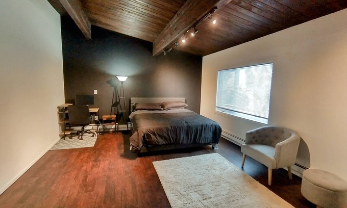 College House | Modern 2,000+ sf house. Sauna + Parking! 5 mins from airport.