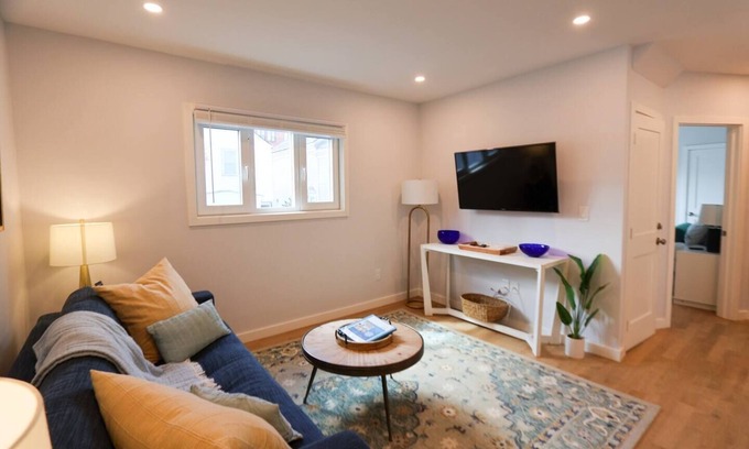 Arefth Apartment | Modern 2 bed,2 bath Gem MIT | Central Cambridge