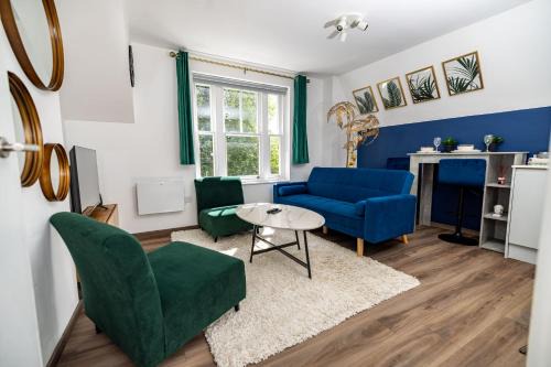 High Wycombe Apartment | Modern 2-Bed Apartment - Near Train and Town - Parking Available