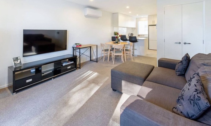 Linwood Apartment | Modern 2 Bed City-Fringe | Carpark & Courtyard