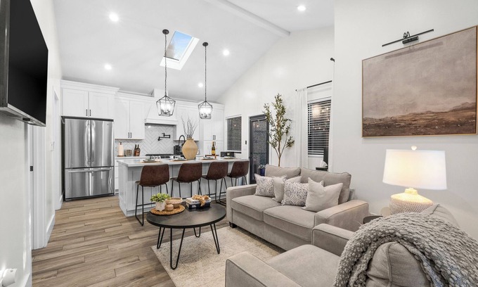Berryessa House | Modern 2-Bed Family Haven 🏡 Pet-Friendly + EV Charging 🐾⚡