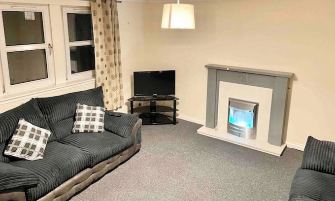 Gourock Apartment | Modern 2 bed Flat, Private Parking & sec Entry