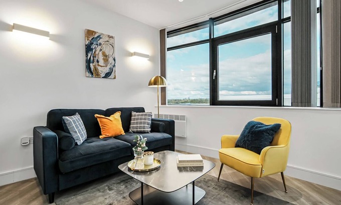 Syon Apartment | Modern 2-Bed Flat w Private Parking by Kew Gardens and 20 Min to Heathrow & City