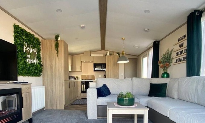 Patrington Haven House | Modern 2 Bed Holiday Home with Hot Tub - 45 Park Lane