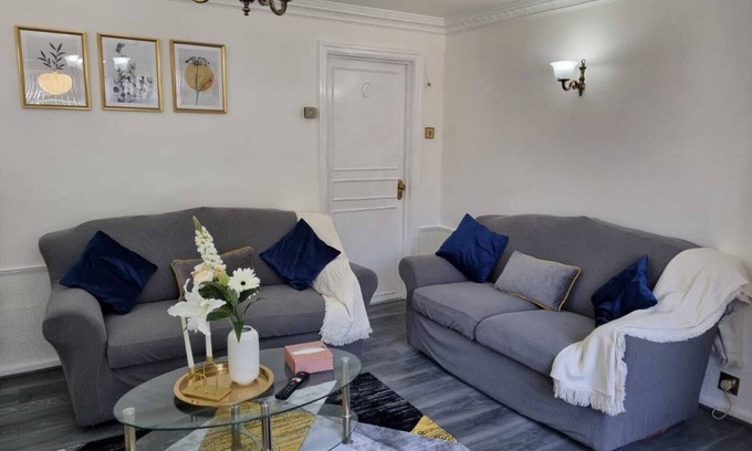 Leeds House | Modern 2-Bed Home - Private Garden, Parking & WiFi