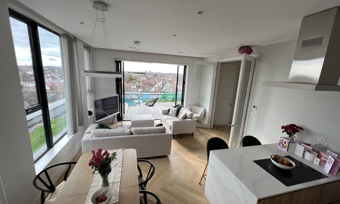 Golders Green Apartment | Modern 2 Bed Penthouse with Large Terrace and View