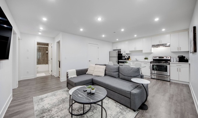 North Vancouver House | Modern 2 Bedroom + Sofa Bed Suite Near Capilano Bridge & Trails