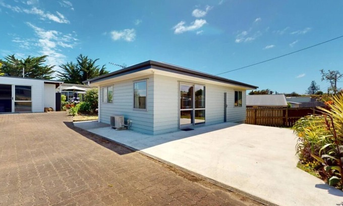 Waitarere Beach House | Modern 2 Bedroom house - a home away from home!