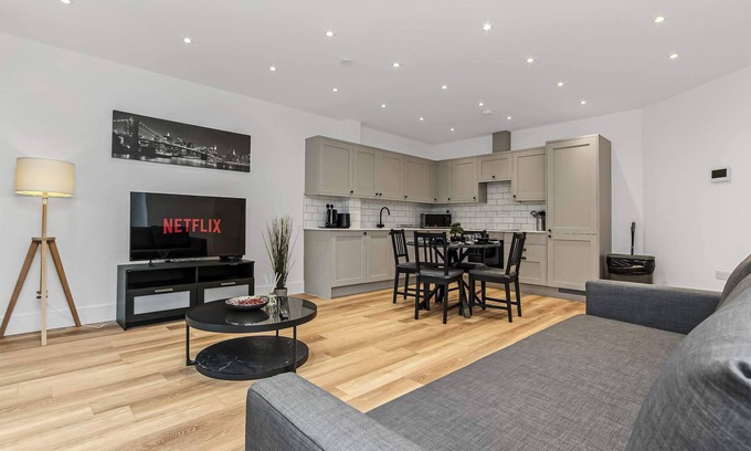Addiscombe Apartment | Modern 2 Bedroom Stay, Balcony, East Croydon