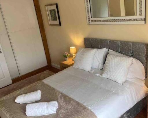 Cole Green House | Modern 2 bedroom house with WIFI