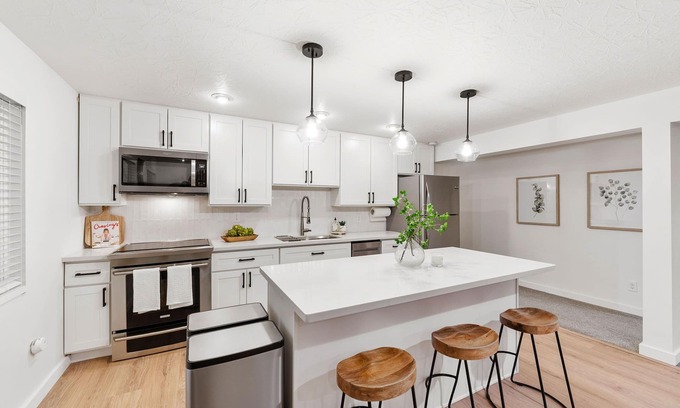 Poulsbo Apartment | Modern 2 Bedroom, 1 Bathroom apartment in highly desired downtown Poulsbo. n